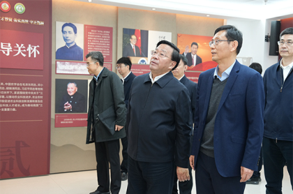 韩俊在农业农村部直属单位调研-.jpg